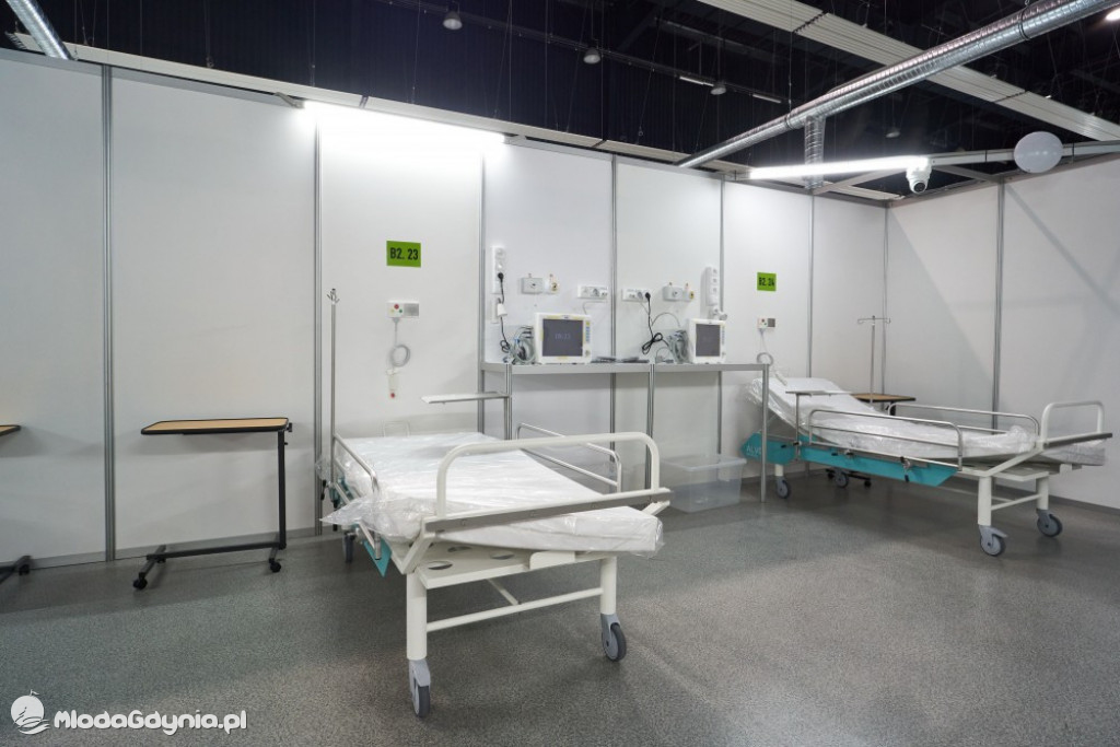 Etapy powstawania szpitala tymczasowego na AMBEREXPO