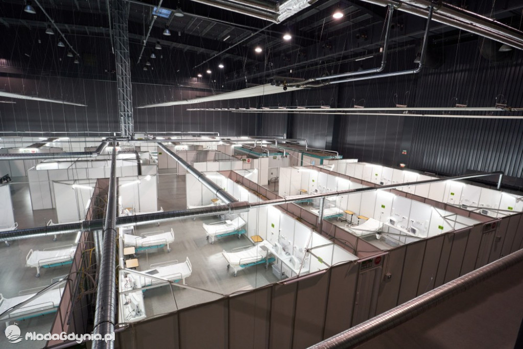 Etapy powstawania szpitala tymczasowego na AMBEREXPO