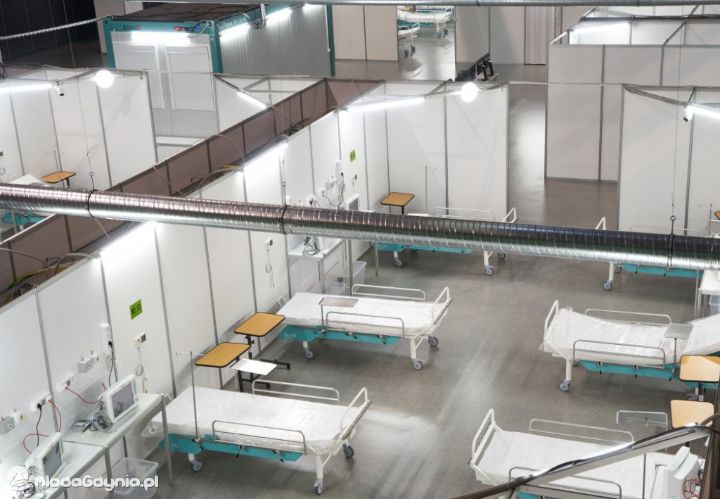 Etapy powstawania szpitala tymczasowego na AMBEREXPO
