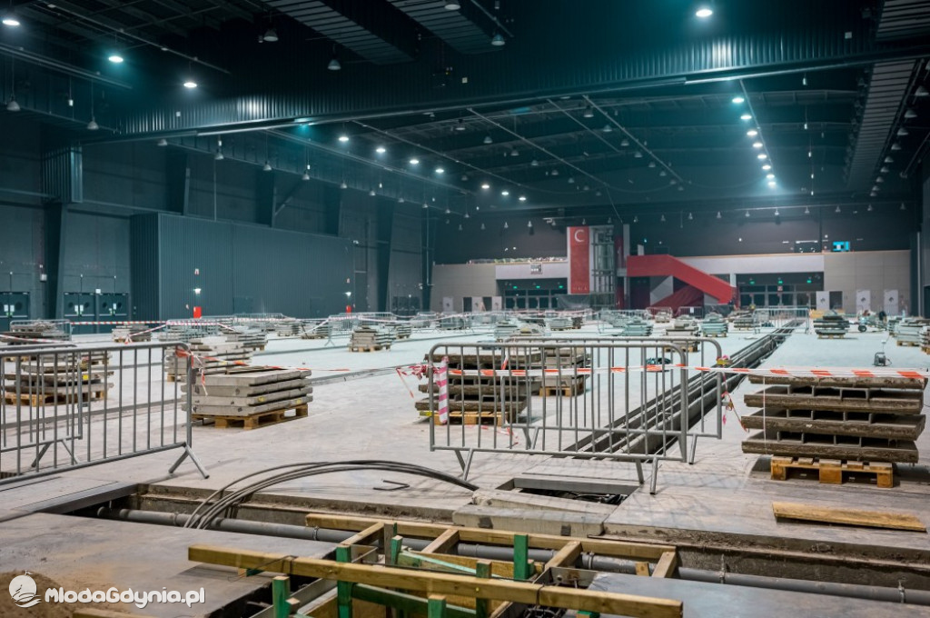 Etapy powstawania szpitala tymczasowego na AMBEREXPO