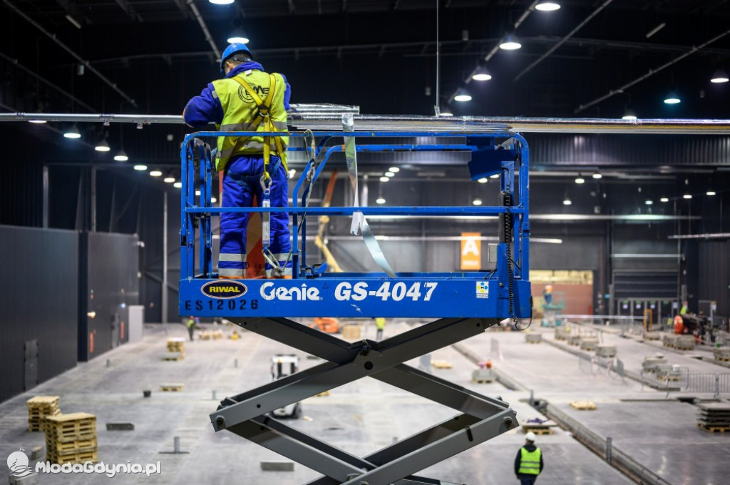 Etapy powstawania szpitala tymczasowego na AMBEREXPO