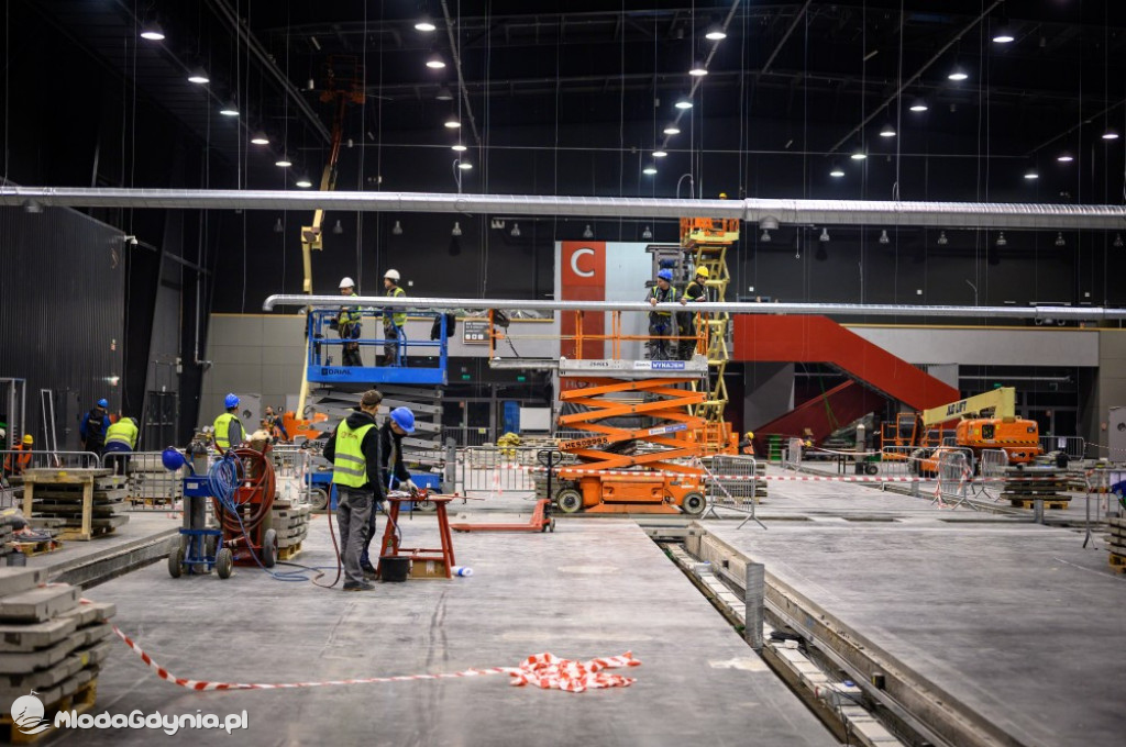 Etapy powstawania szpitala tymczasowego na AMBEREXPO