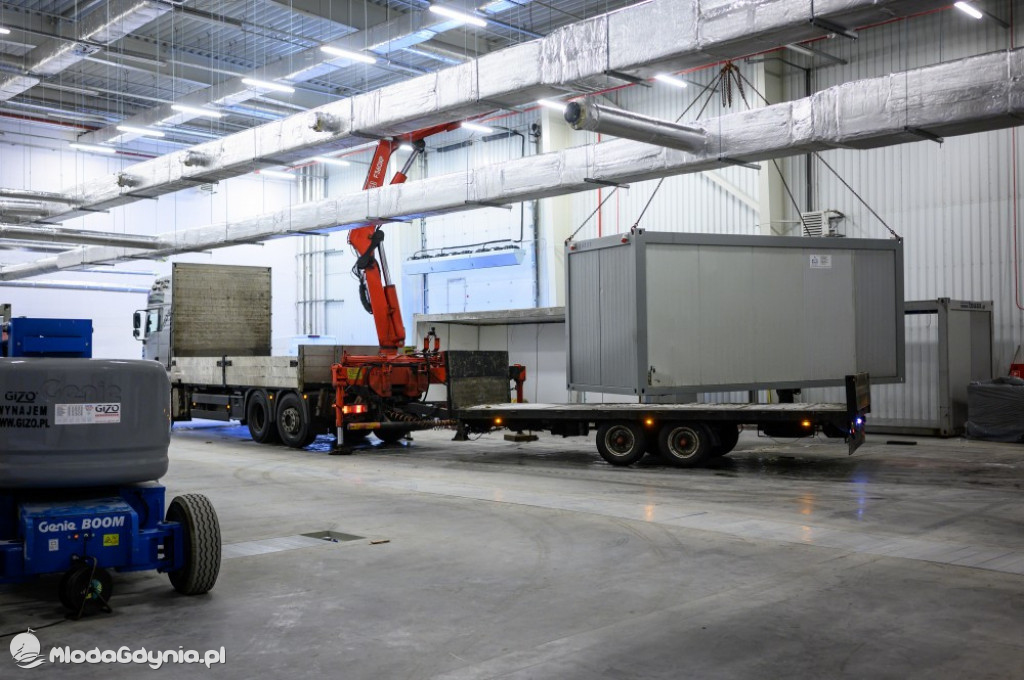 Etapy powstawania szpitala tymczasowego na AMBEREXPO