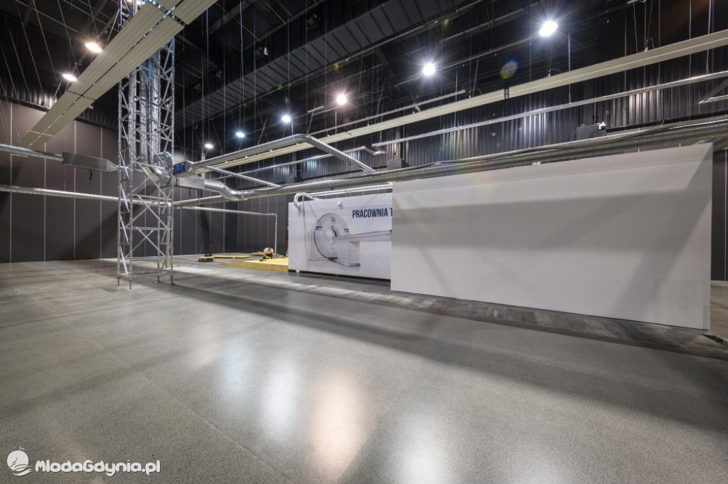 Etapy powstawania szpitala tymczasowego na AMBEREXPO