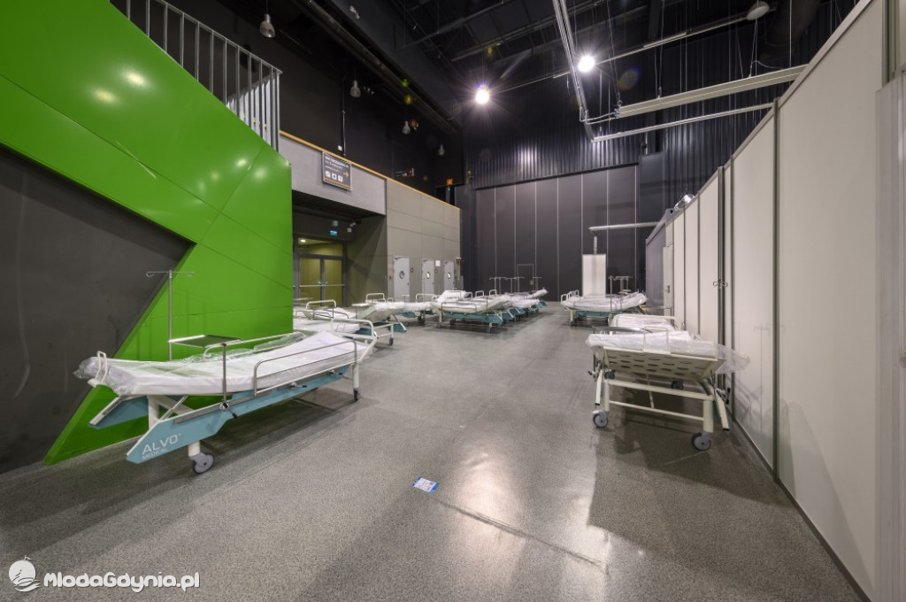 Etapy powstawania szpitala tymczasowego na AMBEREXPO