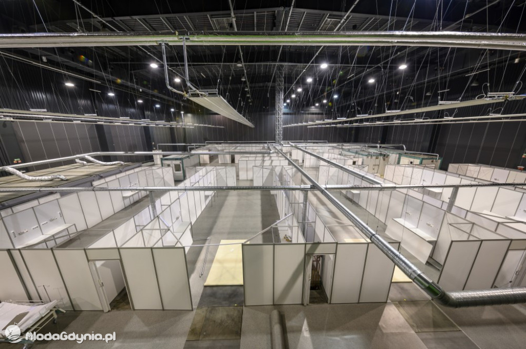 Etapy powstawania szpitala tymczasowego na AMBEREXPO