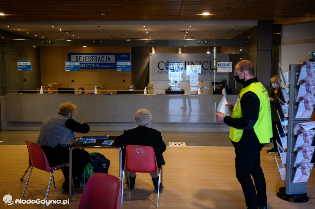 Etapy powstawania szpitala tymczasowego na AMBEREXPO