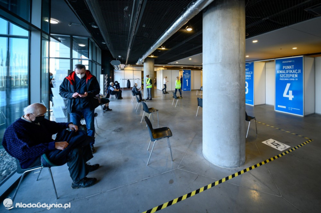 Etapy powstawania szpitala tymczasowego na AMBEREXPO