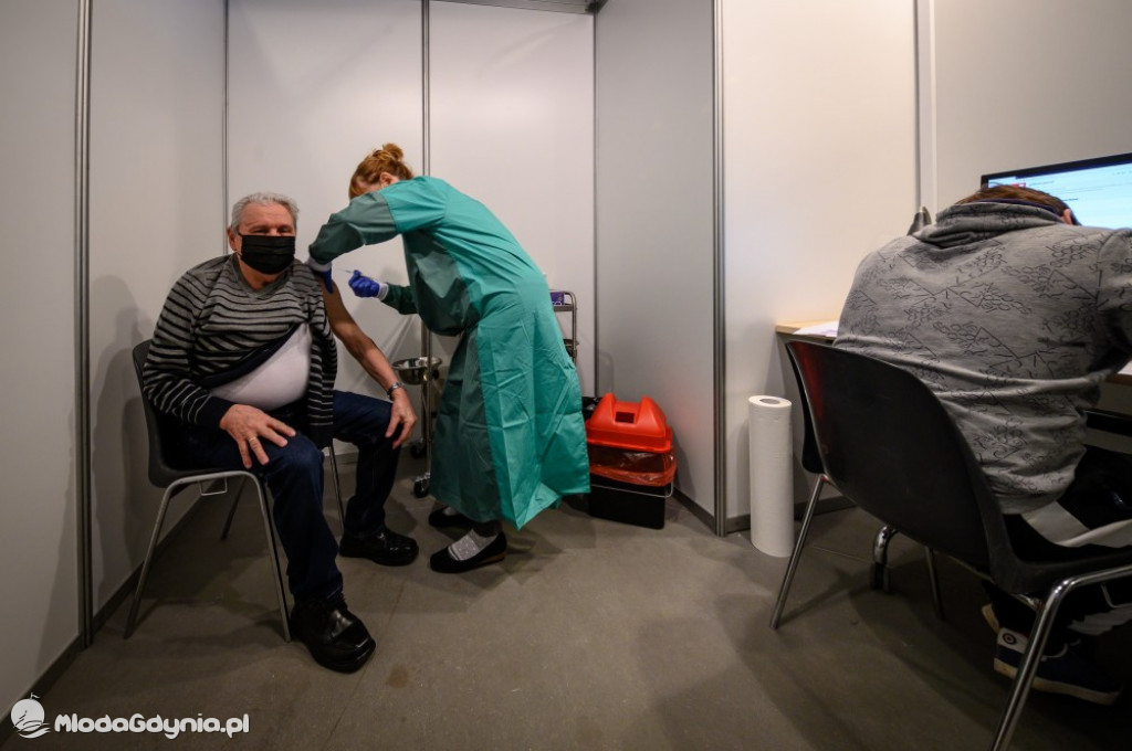 Etapy powstawania szpitala tymczasowego na AMBEREXPO