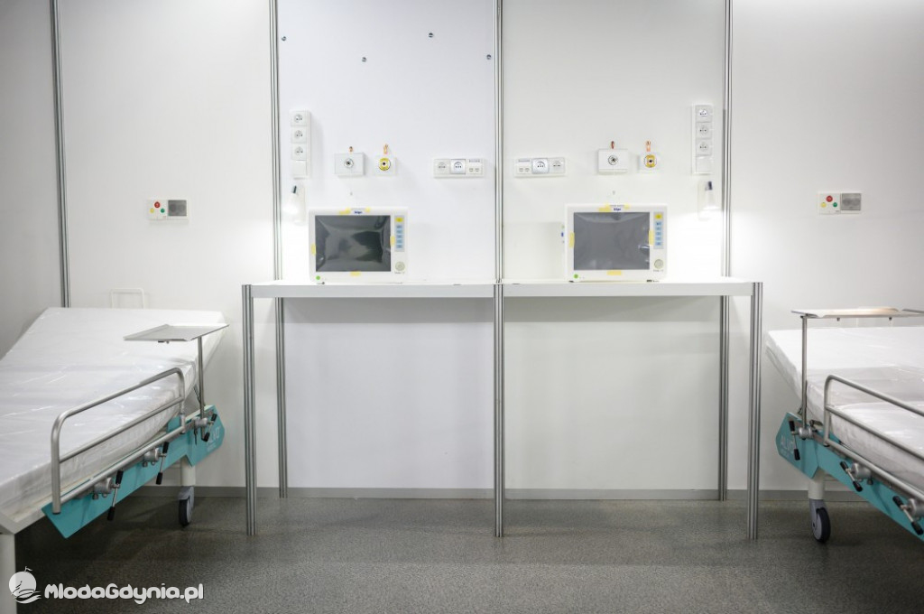 Etapy powstawania szpitala tymczasowego na AMBEREXPO