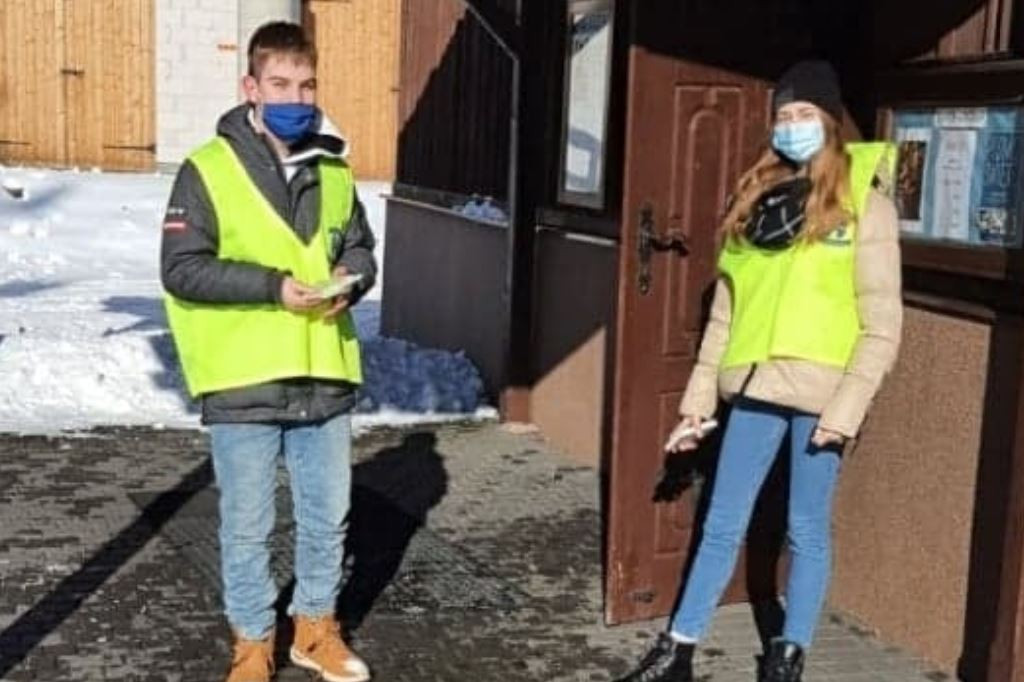 Wolontariusze rozdają ulotki 1 % dla Hospicjum