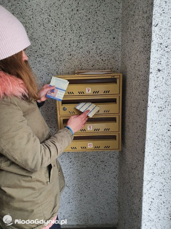 Wolontariusze rozdają ulotki 1 % dla Hospicjum