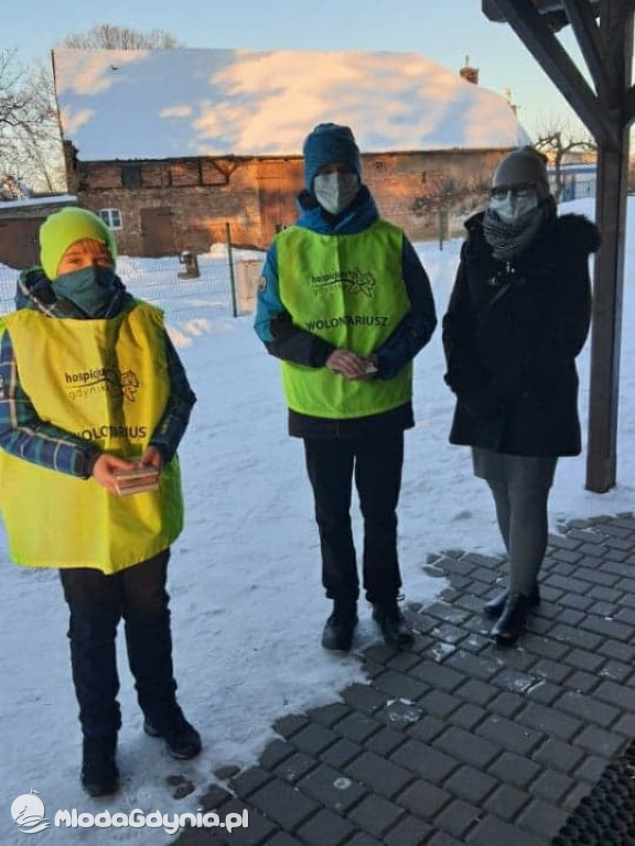 Wolontariusze rozdają ulotki 1 % dla Hospicjum