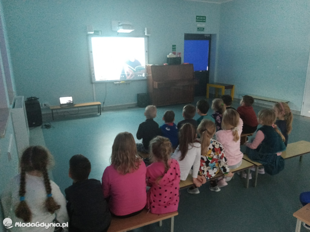 Podchorążowie czytają dzieciom