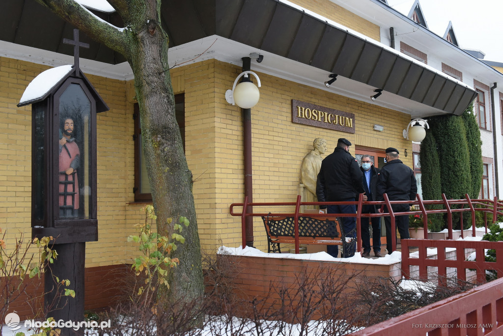 PODCHORĄŻOWIE ARABSCY WSPARLI HOSPICJUM