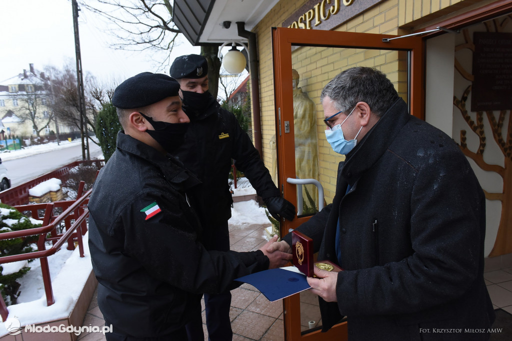 PODCHORĄŻOWIE ARABSCY WSPARLI HOSPICJUM