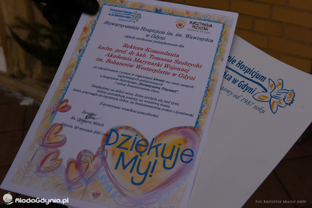 PODCHORĄŻOWIE ARABSCY WSPARLI HOSPICJUM