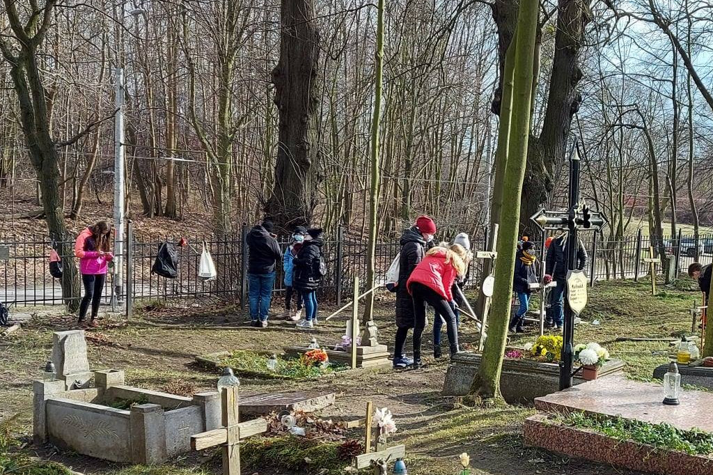 Wiosenne porządkowanie cmentarza na Kolibkach