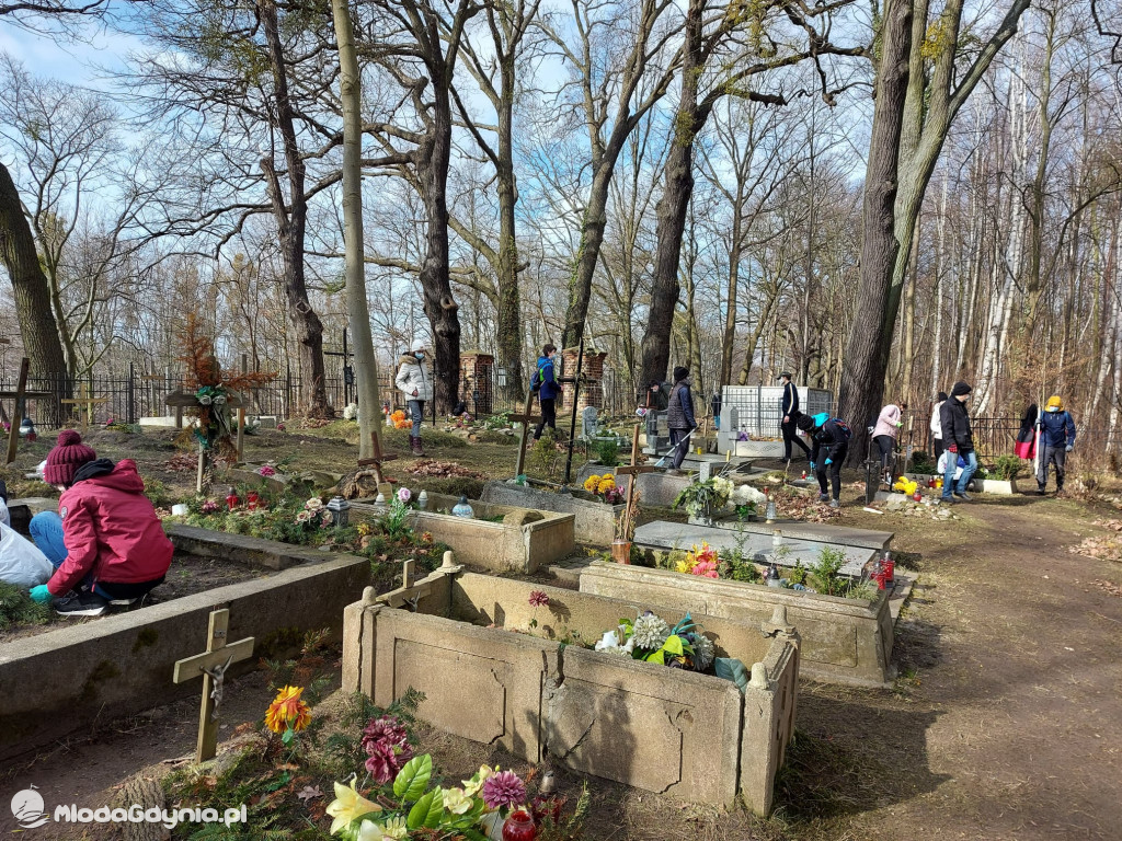 Wiosenne porządkowanie cmentarza na Kolibkach