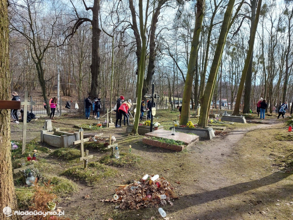Wiosenne porządkowanie cmentarza na Kolibkach