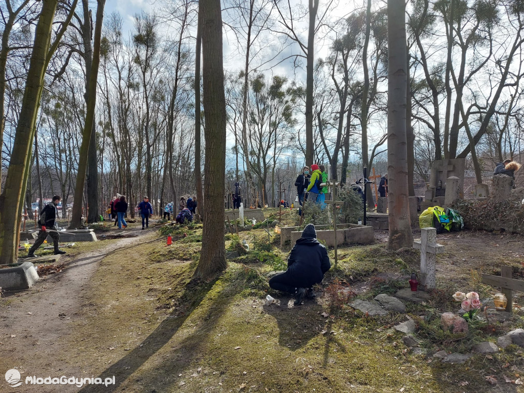 Wiosenne porządkowanie cmentarza na Kolibkach