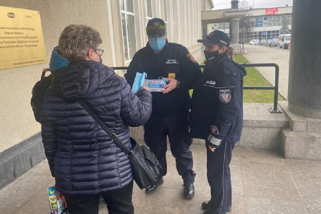 POLICJANCI PROWADZĄ KOLEJNE KONTROLE I ROZDAJĄ MASECZKI