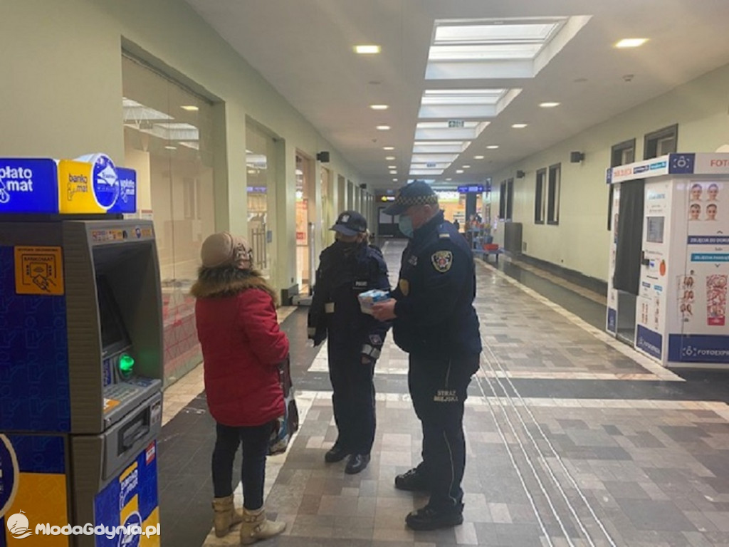 POLICJANCI PROWADZĄ KOLEJNE KONTROLE I ROZDAJĄ MASECZKI