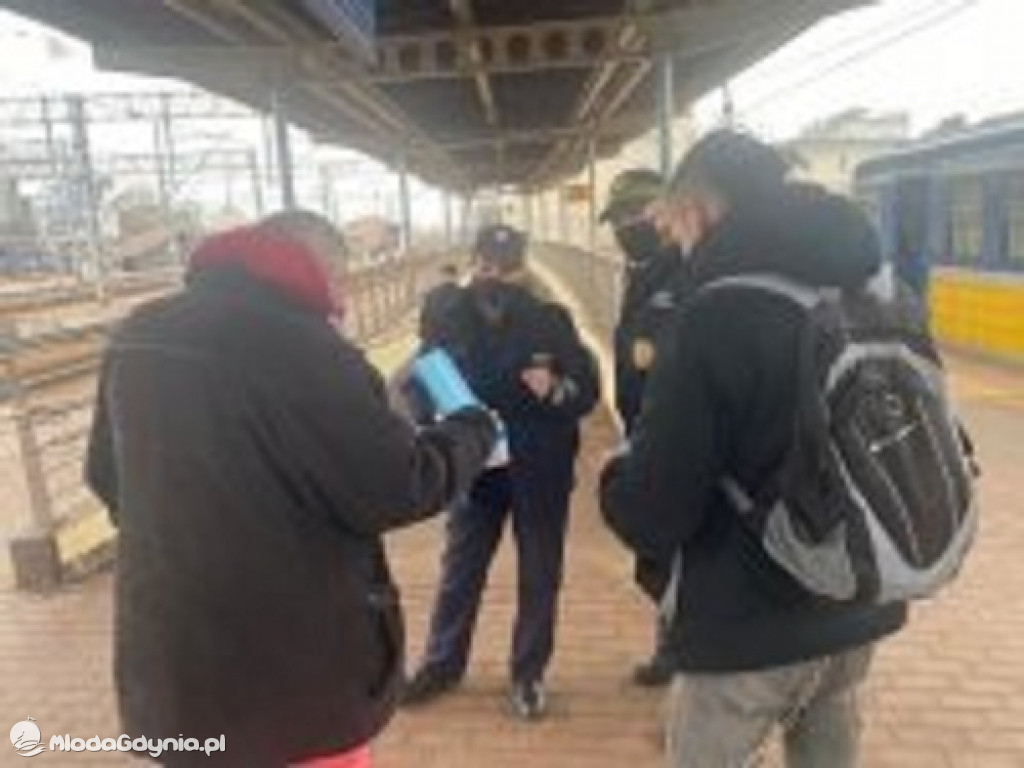 POLICJANCI PROWADZĄ KOLEJNE KONTROLE I ROZDAJĄ MASECZKI