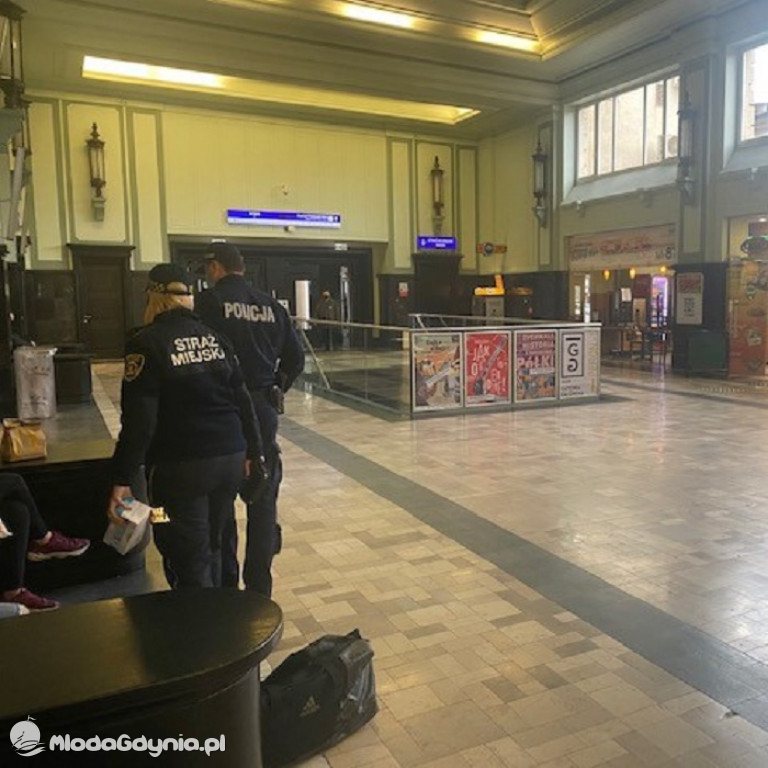 POLICJANCI PROWADZĄ KOLEJNE KONTROLE I ROZDAJĄ MASECZKI