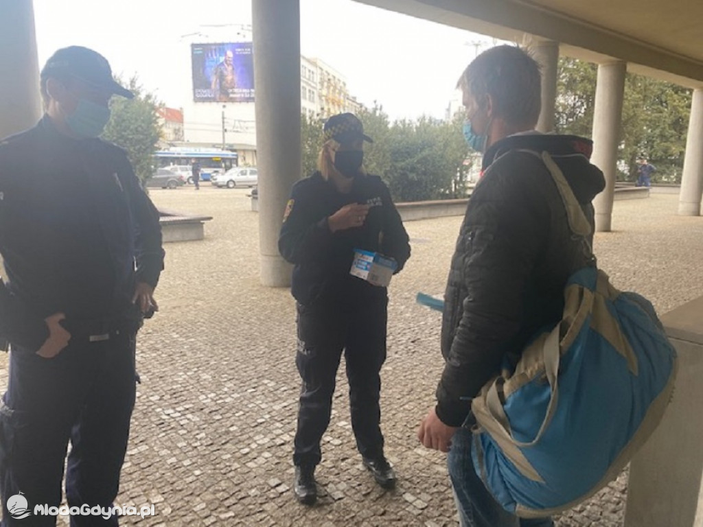 POLICJANCI PROWADZĄ KOLEJNE KONTROLE I ROZDAJĄ MASECZKI