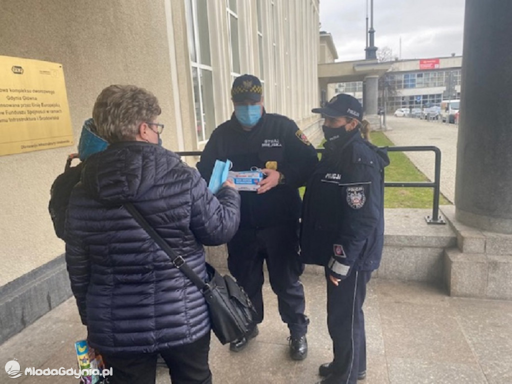 POLICJANCI PROWADZĄ KOLEJNE KONTROLE I ROZDAJĄ MASECZKI