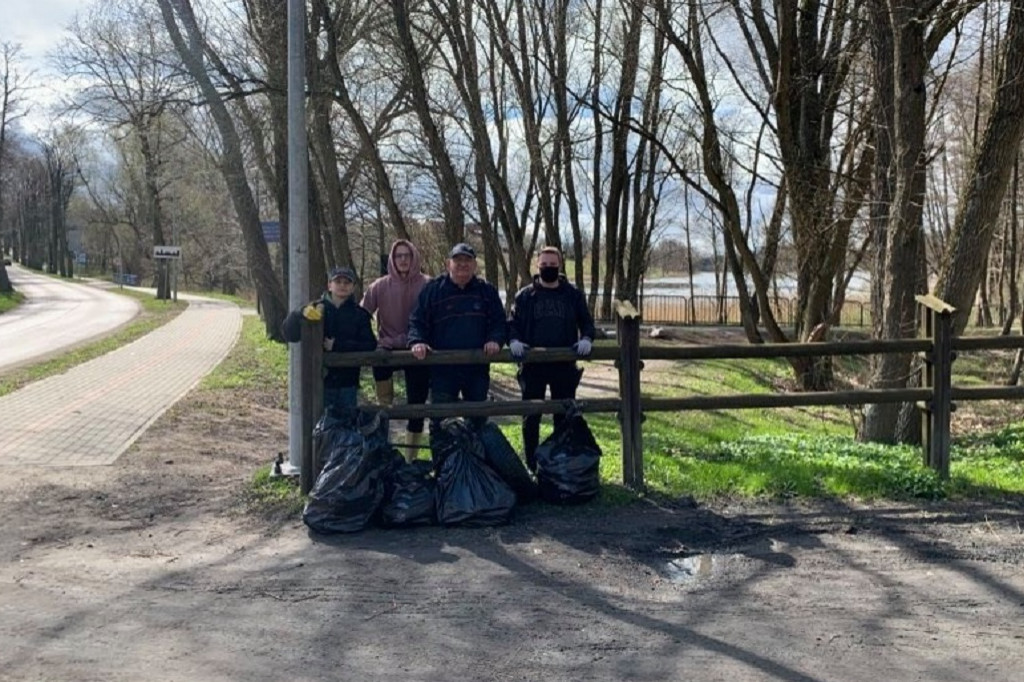Sprzątanie brzegu jeziora Klasztornego Małego w Kartuzach w ramach Dnia Ziemi 2021