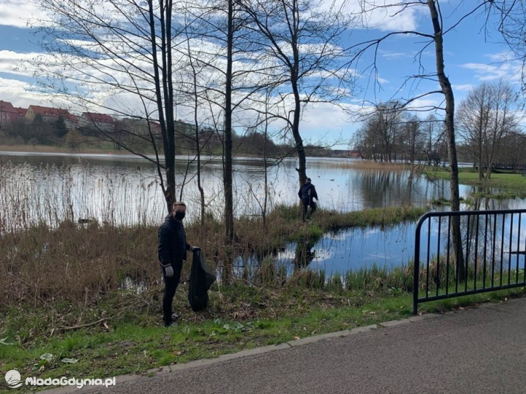 Sprzątanie brzegu jeziora Klasztornego Małego w Kartuzach w ramach Dnia Ziemi 2021