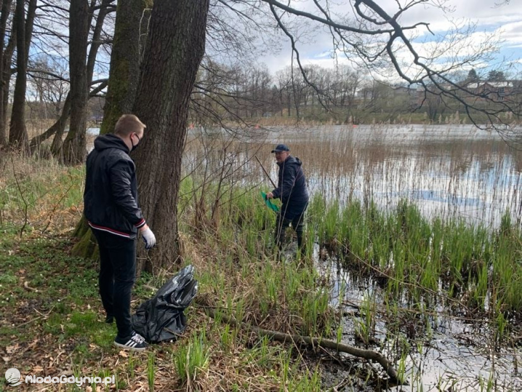 Sprzątanie brzegu jeziora Klasztornego Małego w Kartuzach w ramach Dnia Ziemi 2021