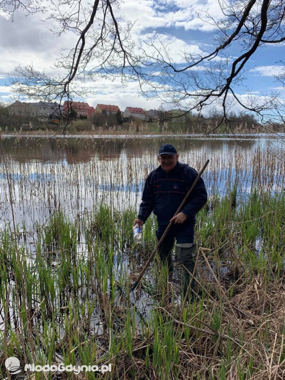 Sprzątanie brzegu jeziora Klasztornego Małego w Kartuzach w ramach Dnia Ziemi 2021