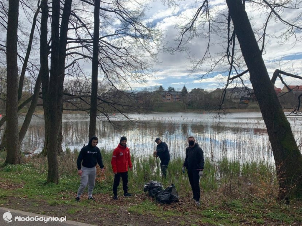 Sprzątanie brzegu jeziora Klasztornego Małego w Kartuzach w ramach Dnia Ziemi 2021