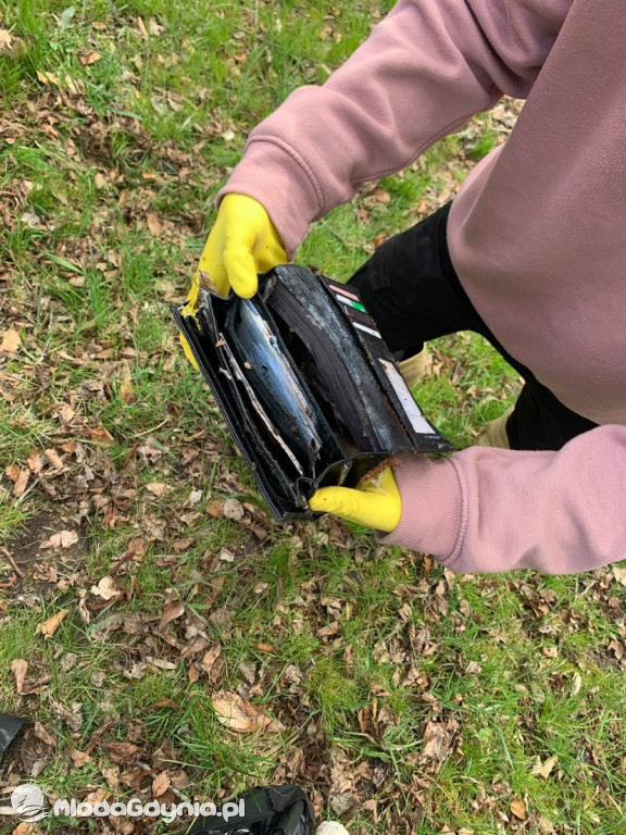 Sprzątanie brzegu jeziora Klasztornego Małego w Kartuzach w ramach Dnia Ziemi 2021