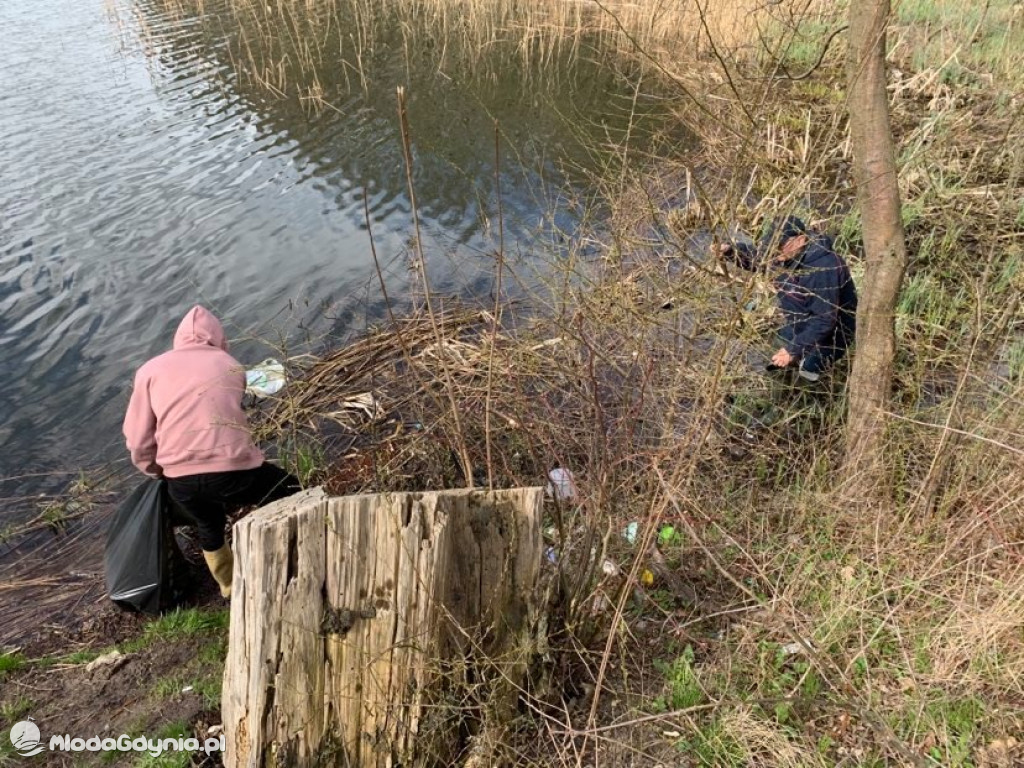 Sprzątanie brzegu jeziora Klasztornego Małego w Kartuzach w ramach Dnia Ziemi 2021