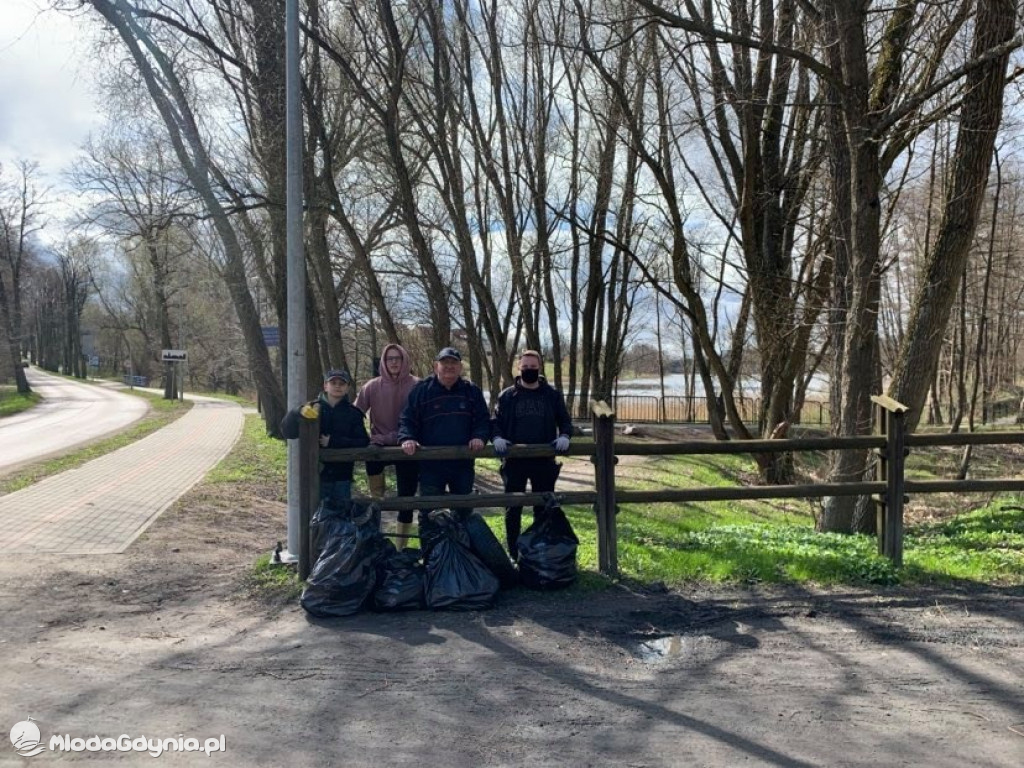 Sprzątanie brzegu jeziora Klasztornego Małego w Kartuzach w ramach Dnia Ziemi 2021