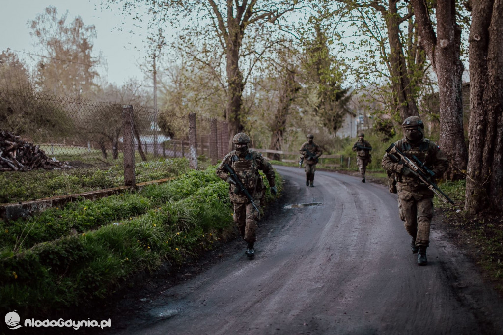 Odbijanie z rąk przeciwnika szkoły w Suminie przez terytorialsów z 71 blp w Malborku 11.05.2021