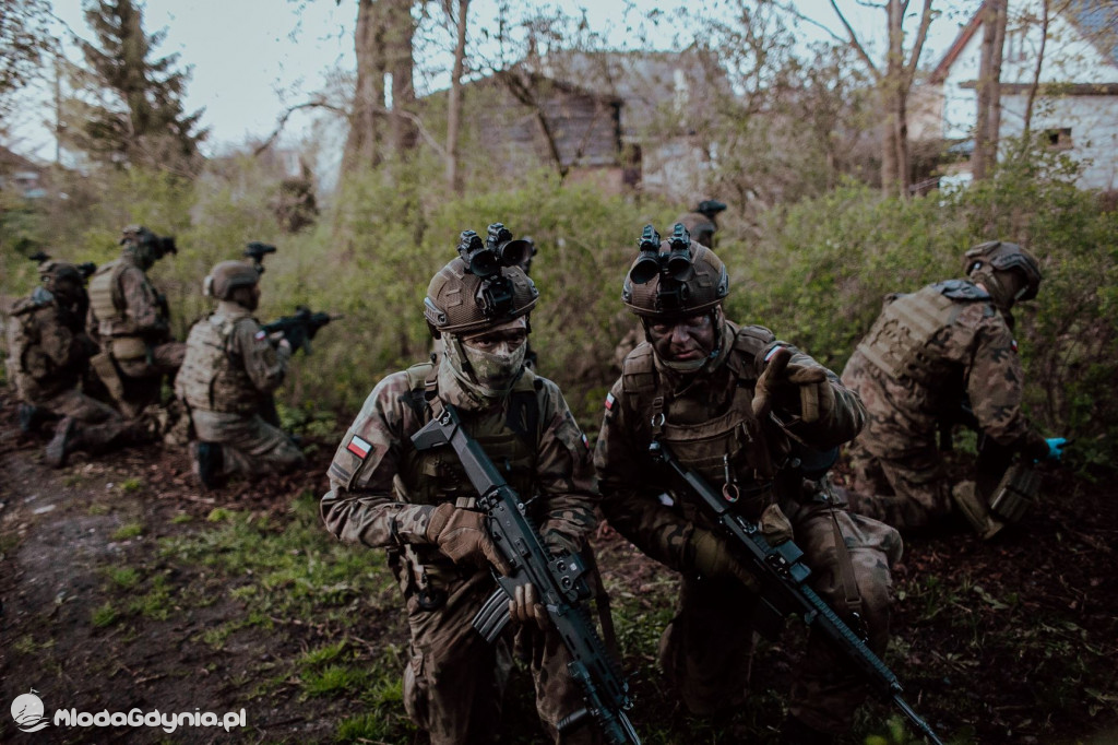Odbijanie z rąk przeciwnika szkoły w Suminie przez terytorialsów z 71 blp w Malborku 11.05.2021