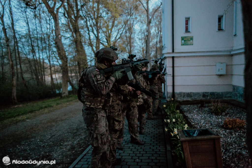 Odbijanie z rąk przeciwnika szkoły w Suminie przez terytorialsów z 71 blp w Malborku 11.05.2021