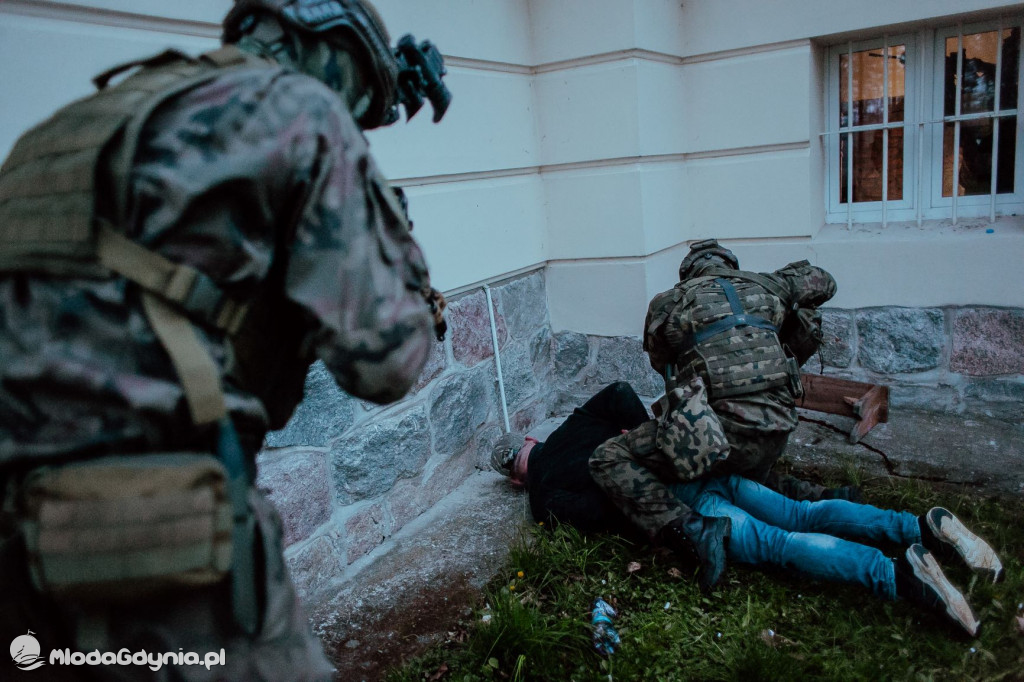 Odbijanie z rąk przeciwnika szkoły w Suminie przez terytorialsów z 71 blp w Malborku 11.05.2021