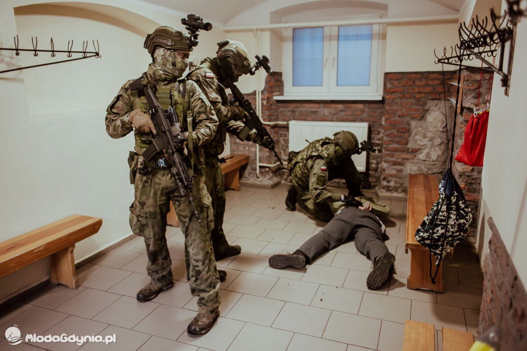 Odbijanie z rąk przeciwnika szkoły w Suminie przez terytorialsów z 71 blp w Malborku 11.05.2021