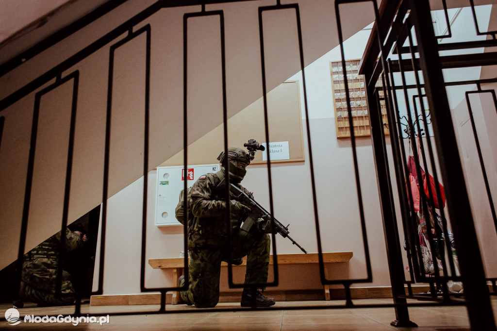 Odbijanie z rąk przeciwnika szkoły w Suminie przez terytorialsów z 71 blp w Malborku 11.05.2021