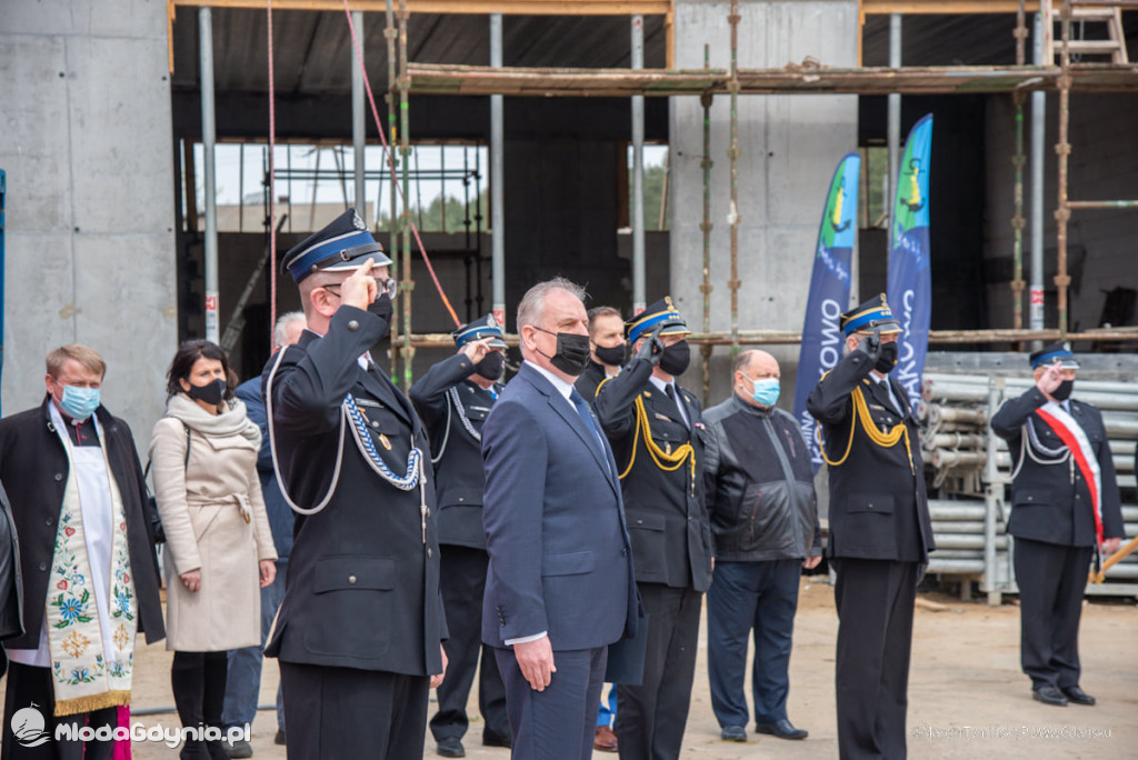 Uroczystość wmurowania kamienia węgielnego pod budowę strażnicy OSP Kosakowo oraz poświęcenia samochodów ratowniczo-gaśniczych