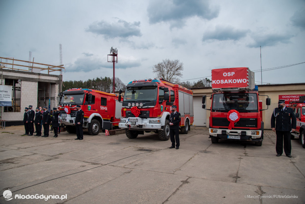 Uroczystość wmurowania kamienia węgielnego pod budowę strażnicy OSP Kosakowo oraz poświęcenia samochodów ratowniczo-gaśniczych