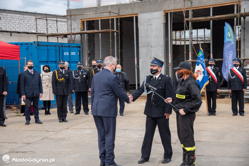 Uroczystość wmurowania kamienia węgielnego pod budowę strażnicy OSP Kosakowo oraz poświęcenia samochodów ratowniczo-gaśniczych