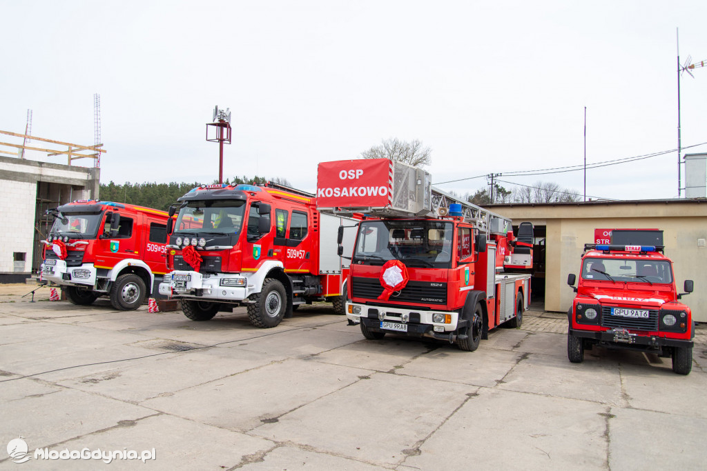 Uroczystość wmurowania kamienia węgielnego pod budowę strażnicy OSP Kosakowo oraz poświęcenia samochodów ratowniczo-gaśniczych