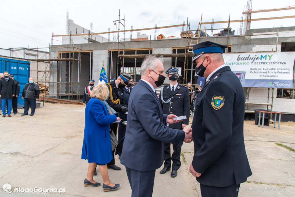Uroczystość wmurowania kamienia węgielnego pod budowę strażnicy OSP Kosakowo oraz poświęcenia samochodów ratowniczo-gaśniczych